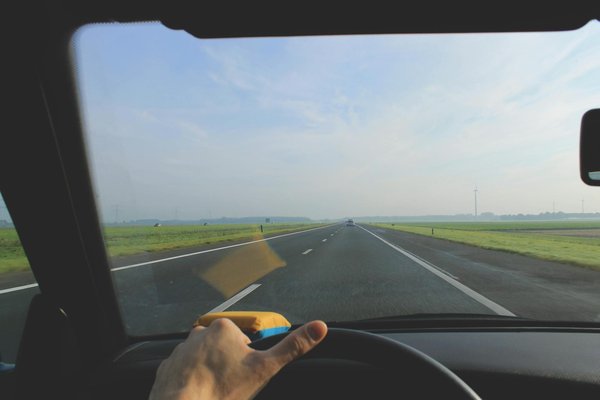 Quels sont les défis de l'intégration des voitures volantes dans les villes modernes ?